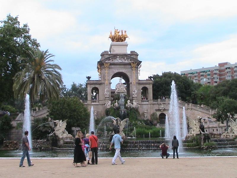 IMG_4565.JPG - Parc de la Ciutadella: Cascada - a triumphal arch with waterfall and fountain
