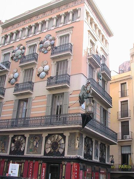 IMG_4605.JPG - Dragon and Umbrella at La Rambla