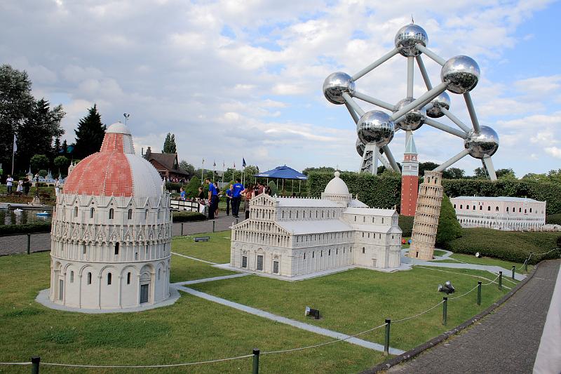 belg7561.JPG - Atomium and Mini Europe