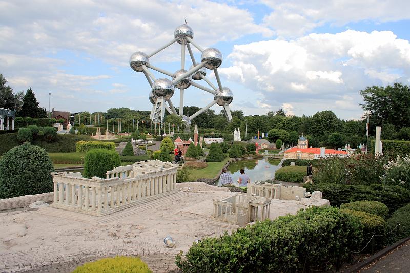 belg7563.JPG - Atomium and Mini Europe