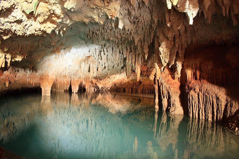 bermuda0174.JPG - Cave and lake in the Blue Hole Park