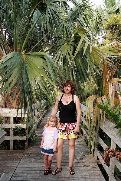 bermuda0602.JPG - Tropical train in the town of Paget