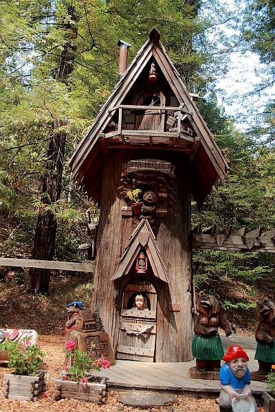 cal3754.JPG - Chainsaw sculpture in Garberville