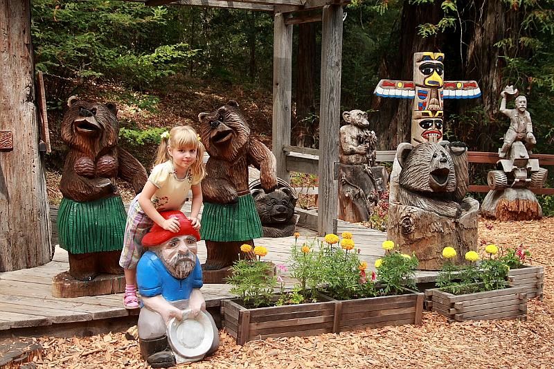 cal3755.JPG - Chainsaw sculpture in Garberville