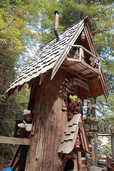cal3756.JPG - Chainsaw sculpture in Garberville