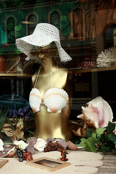 cal3803.JPG - Window in Eureca