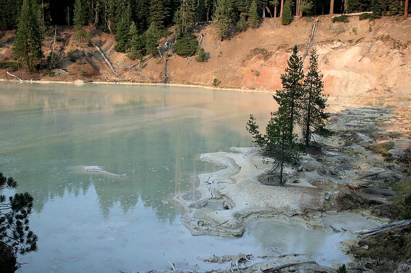cal3980.JPG - Boiling Springs Lake in the Lassen National Park