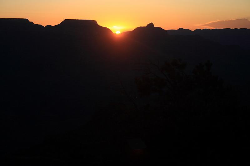 grand5568.JPG - Sunrise in the Grand Canyon