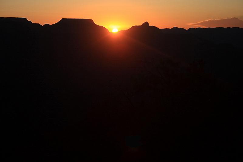 grand5569.JPG - Sunrise in the Grand Canyon