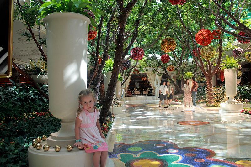 vegas5457.JPG - At the hotel Wynn