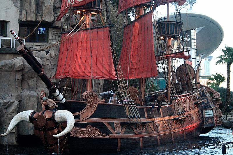 vegas5485.JPG - Pirates Battle near Treasure Island