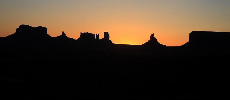 antilope5622.JPG - Sunrise in the Monument Valley