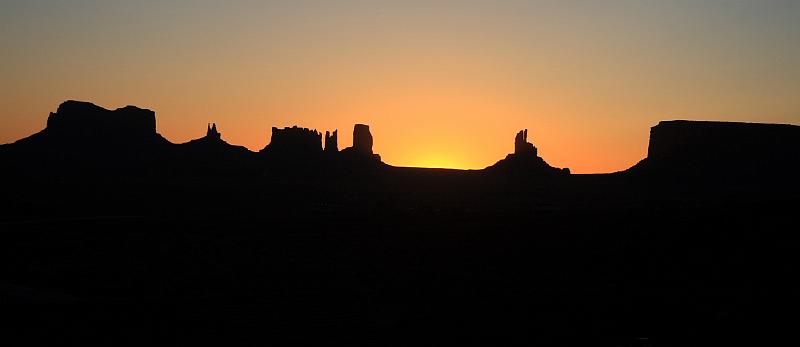 antilope5624.JPG - Sunrise in the Monument Valley