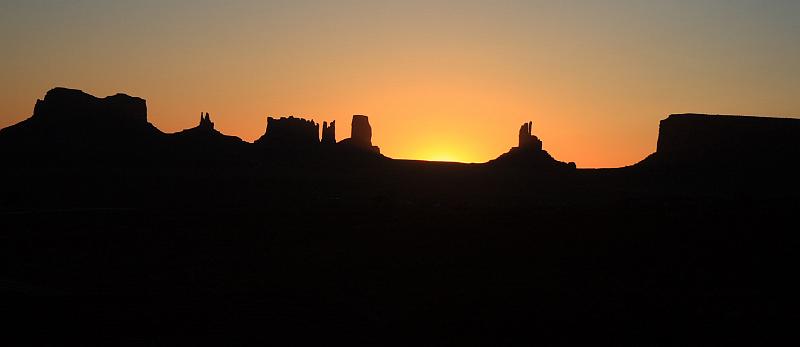 antilope5625.JPG - Sunrise in the Monument Valley