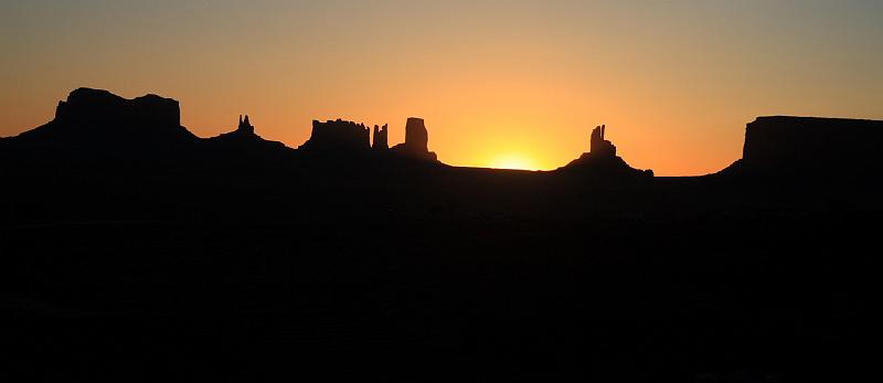 antilope5626.JPG - Sunrise in the Monument Valley