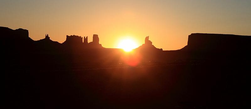 antilope5631.JPG - Sunrise in the Monument Valley