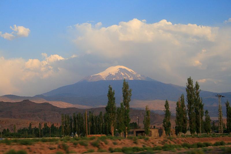 turkey0168.JPG - View on Ararat from Dogubayazit