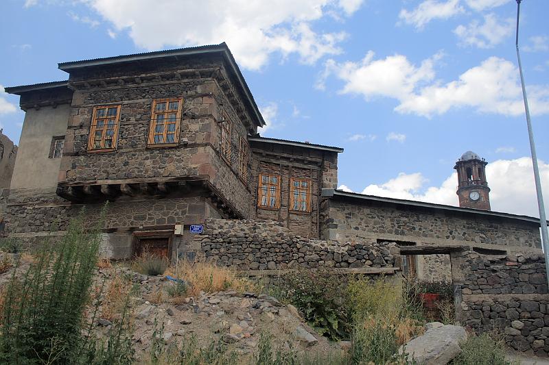 turkey0081.JPG - A house near Castle of Erzurum