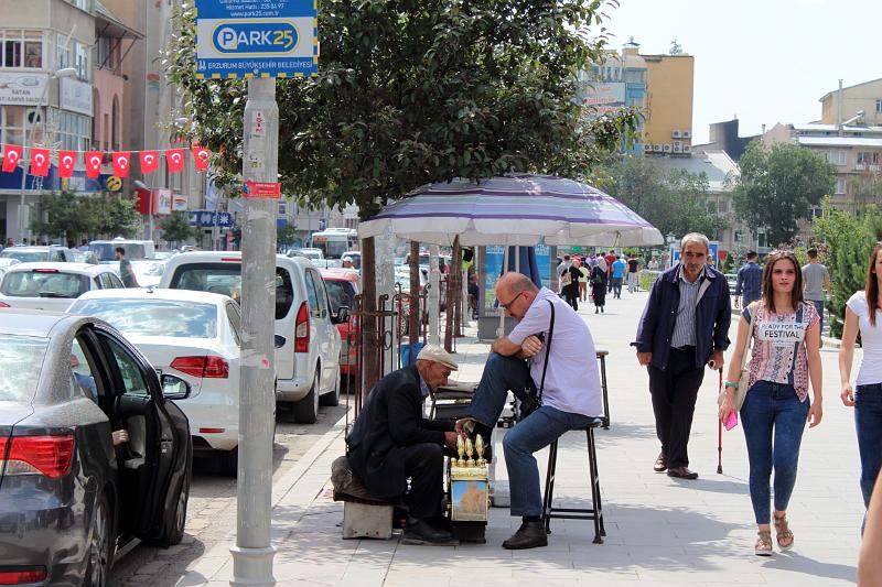 turkey0340.JPG - On a street of Erzurum