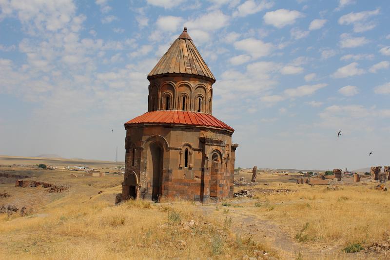 turkey0400.JPG - Monuments at Ani