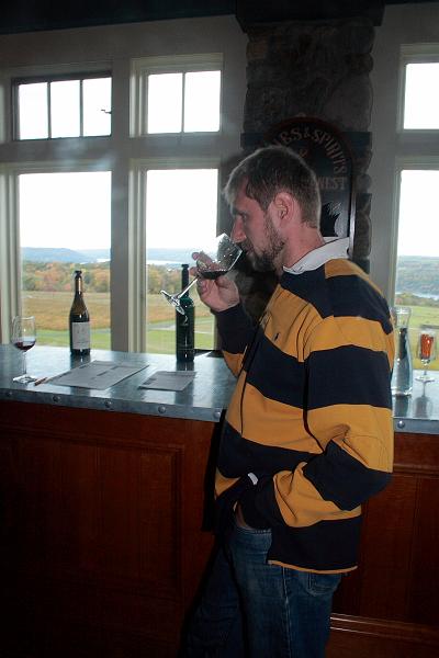 fing4265.JPG - Heron hill winery - In the tasting room