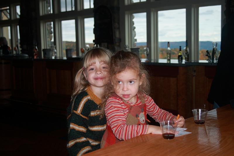 fing4267.JPG - Heron hill winery - In the tasting room