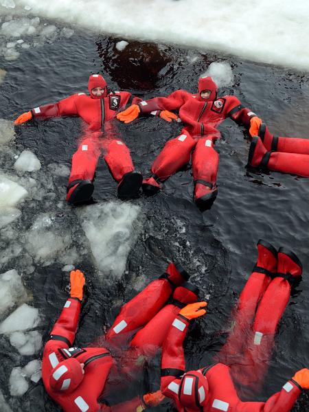 Finland0264.jpg - Swimming in the frozen sea in the waterproof suit 