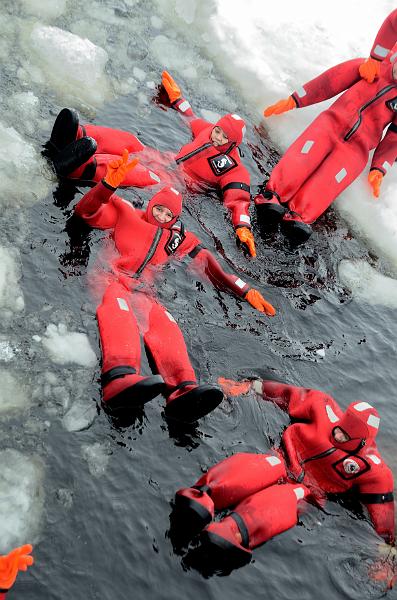 Finland0265.jpg - Swimming in the frozen sea in the waterproof suit 