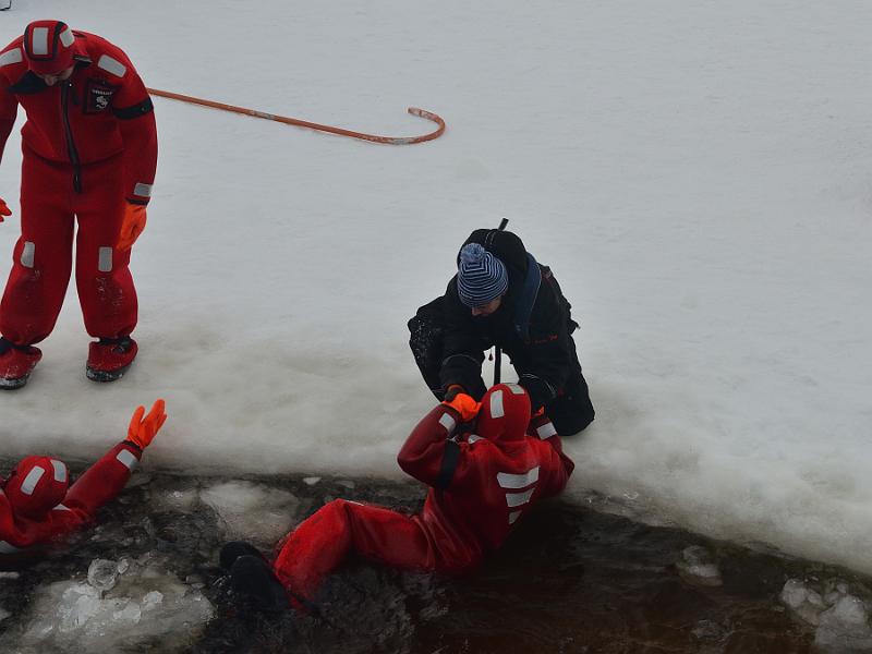 Finland0268.jpg - Swimming in the frozen sea in the waterproof suit 