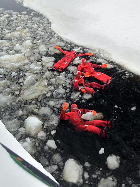 Finland0282.jpg - Swimming in the frozen sea in the waterproof suit 