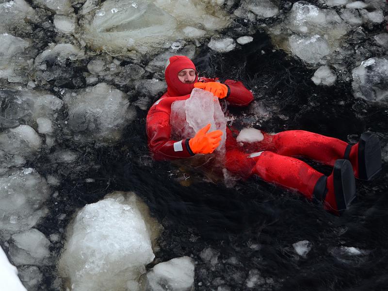 Finland0283.jpg - Swimming in the frozen sea in the waterproof suit 