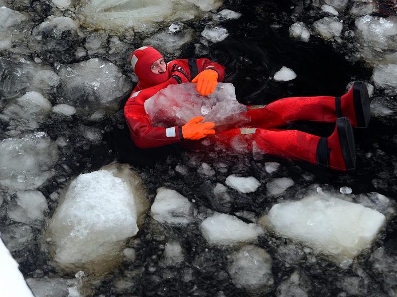 Finland0284.jpg - Swimming in the frozen sea in the waterproof suit 