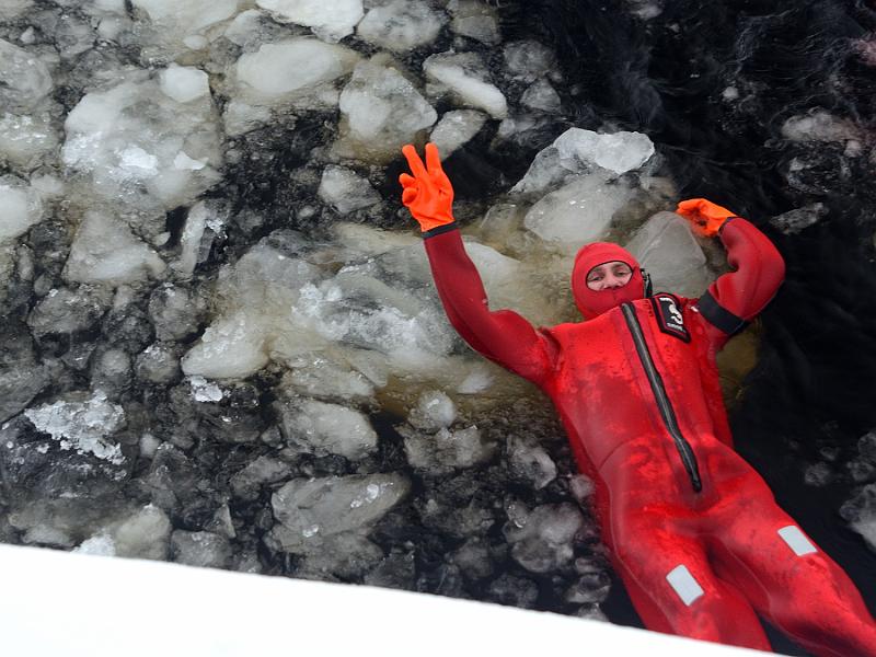 Finland0286.jpg - Swimming in the frozen sea in the waterproof suit 