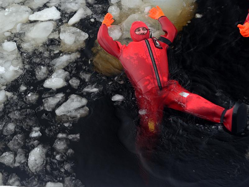 Finland0290.jpg - Swimming in the frozen sea in the waterproof suit 