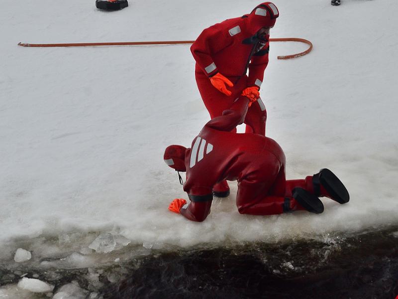 Finland0291.jpg - Swimming in the frozen sea in the waterproof suit 