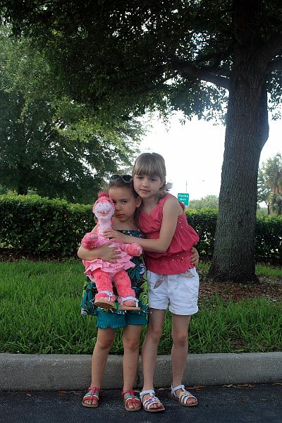 florida6734.JPG - Near hotel, Alyssa with 'Dina'