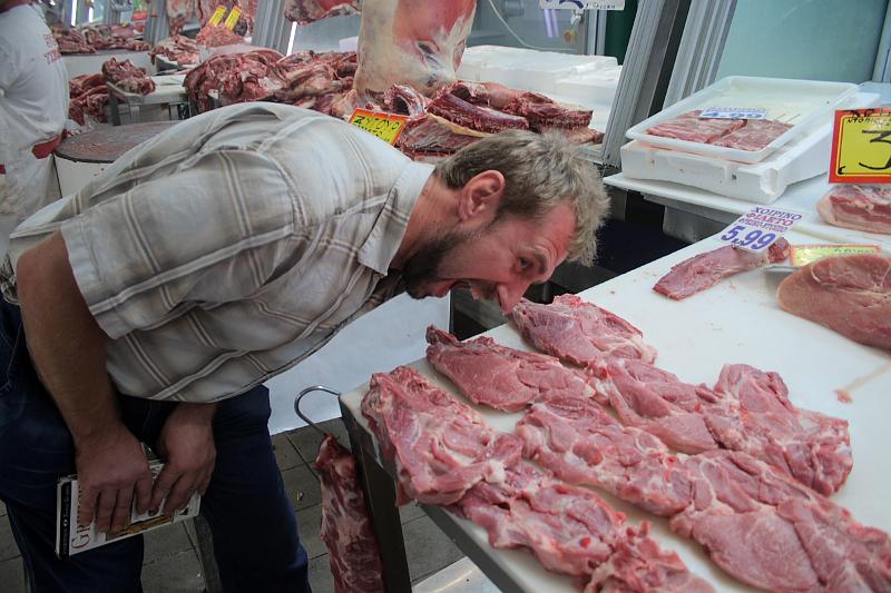 greece0014.JPG - Market in Athens, lunch time