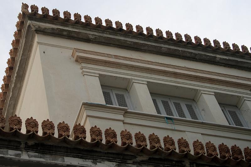greece0095.JPG - Terracotta sphinxes on a roof in Anafiotika