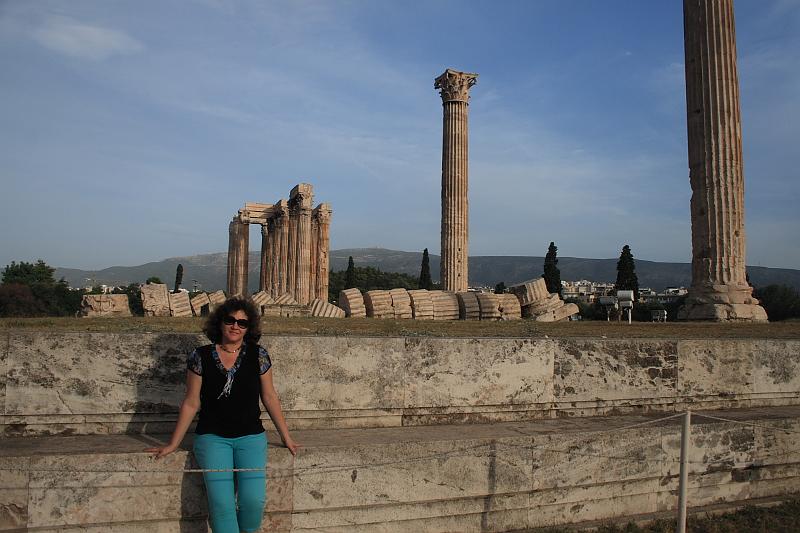greece0098.JPG - The remaining Corithian columns of the Temple of Olympian Zeus