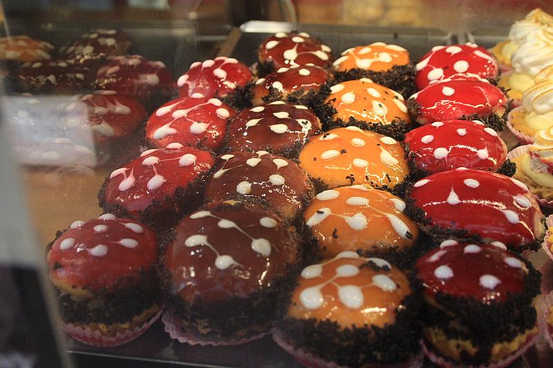 greece0112.JPG - Cakes in a window