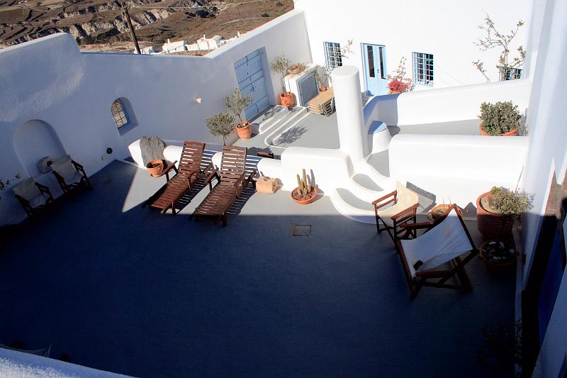 greece0162.JPG - A backyard in Pyrgos