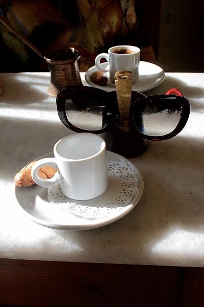 greece0172.JPG - Coffee break in a tavern in Pyrgos