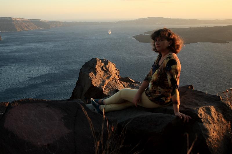 greece0202.JPG - Sunset on the Skaros rock