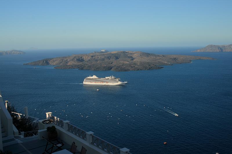 greece0220.JPG - A view on Volcano from Thira