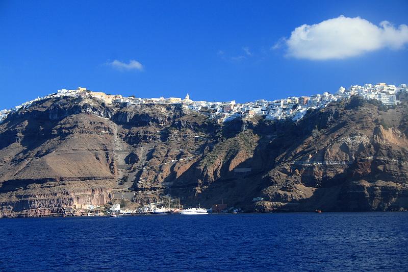 greece0317.JPG - Tour to the Volcano Island - view on Thira from the sea