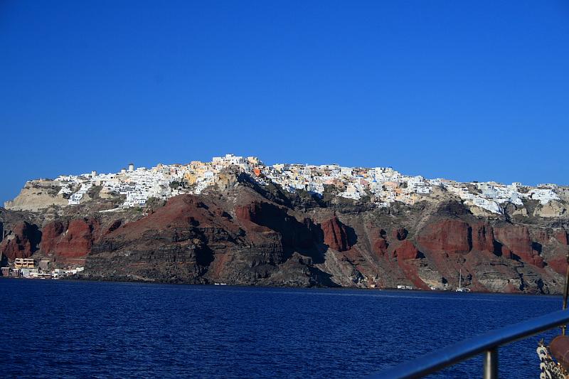 greece0353.JPG - Volcanic cliffs of Oia 