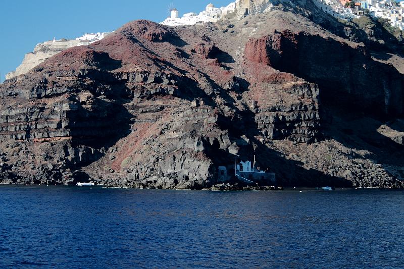 greece0354.JPG - Volcanic cliffs of Oia 