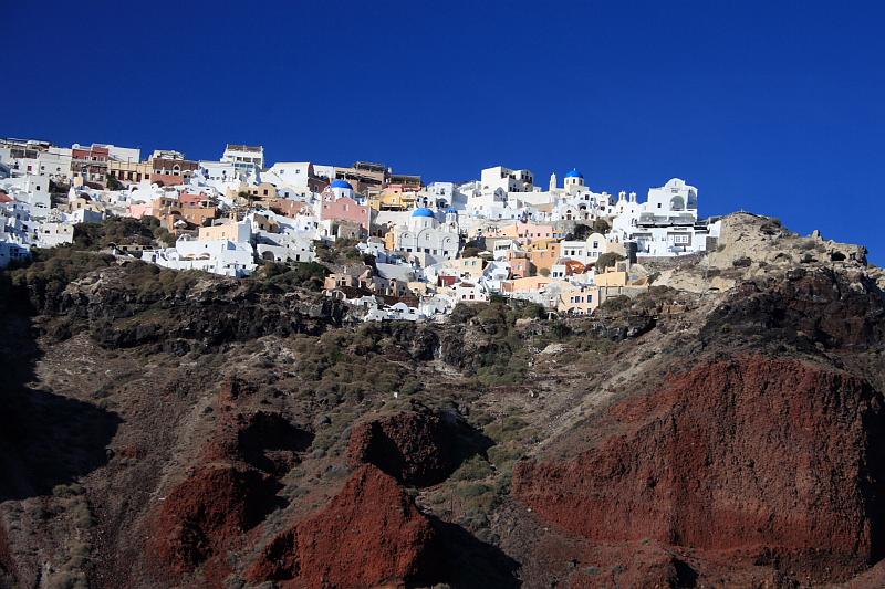 greece0355.JPG - Volcanic cliffs of Oia 