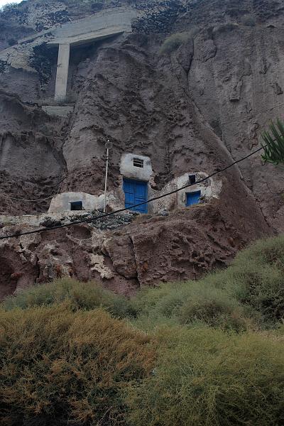greece0533.JPG - Cave houses in Thira