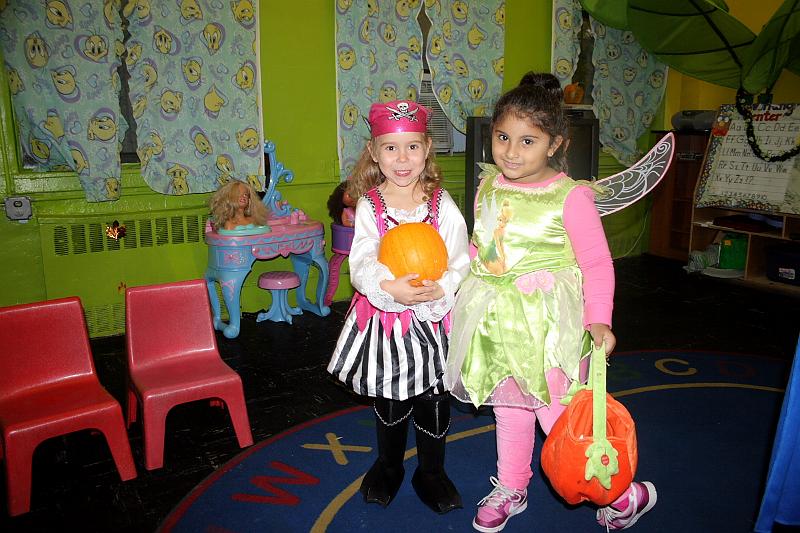 haloween5747.JPG - Halloween in the Day Care: Ustina and Alyssa